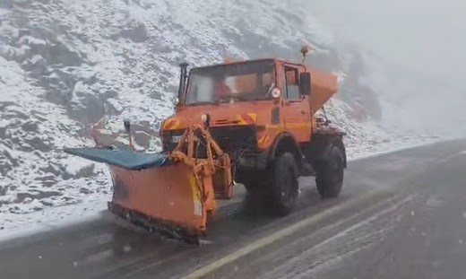 Drum național închis, apele pârâului au ajuns pe carosabil FOTO