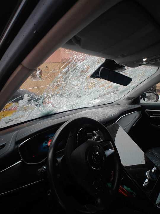 VIDEO&FOTO Mașini parcate pe stradă, grav avariate de bucăți de gheață de pe acoperișuri, în Alba Iulia