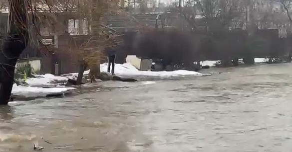 FOTO Un lac a inundat un cartier. Mai multe străzi din Târgu Jiu, sub apă. Localnicii au ieșit să curețe zona „doar când au venit televiziunile”