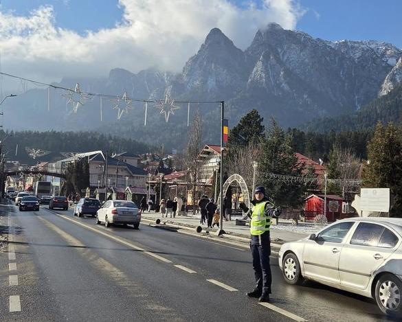 FOTO Bară la bară. Oamenii se întorc de la munte, aglomerație de mașini pe DN1. Poliția recomandă rute alternative