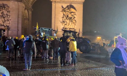 Fermierii s-au dus cu tractoarele la Turnul Eiffel VIDEO