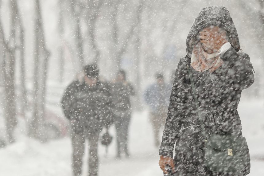 Ger, lapoviță și ninsoare în București, până marți dimineața
