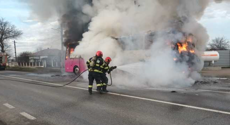 Autocar cu 47 pasageri a luat foc pe o șosea în România FOTO