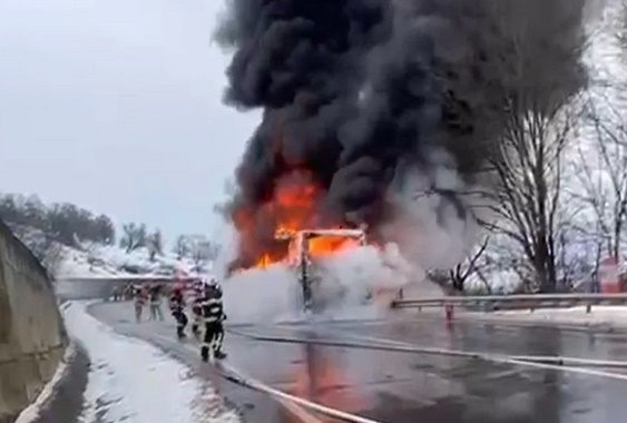 Autocar cu 47 pasageri a luat foc pe o șosea în România FOTO