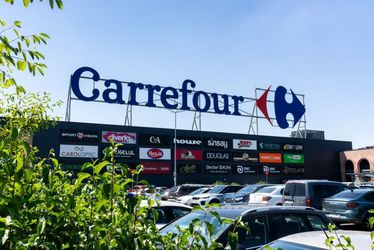 Furt repetat din magazin Carrefour, cu o schemă de păcălire a caselor de marcat de tip self-pay
