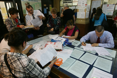 ULTIMA ORĂ Tăieri de posturi printre polițiști locali, restructurare la primari. Primăriile trebuie să reducă numărul de posturi cu 30%, dar vor putea opta pentru o reducere a cheltuielilor de personal - proiect