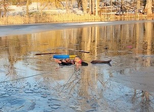 VIDEO&FOTO Muncitor indian erou la Craiova - a salvat o fetiță dintr-un lac înghețat. Va deveni cetățean de onoare al orașului