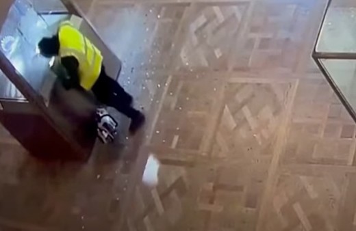 Jaful de la Luvru - Noi imagini arată cum au intrat hoții în galerie VIDEO