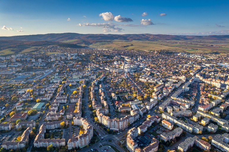 Primarul din Sfântu Gheorghe prezentând opțiunile pentru referendum local privind taxele locale și legalitatea fiscală discutată public. | sursa foto: Profit