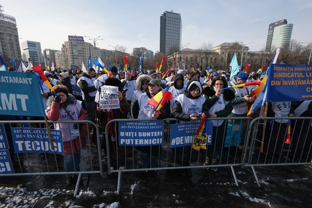 Profesorii protestează în fața Guvernului VIDEO&FOTO