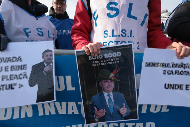 Imagini cu profesorii protestând la Guvern FOTO