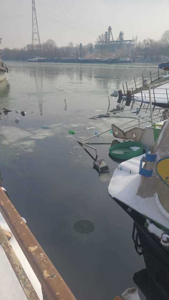 FOTO Poluare pe Dunăre, în zona Giurgiu, după scufundarea unui împingător