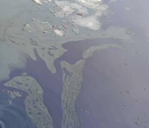 FOTO Poluare pe Dunăre, în zona Giurgiu, după scufundarea unui împingător