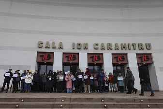 FOTO Actorii au ieșit la protest în fața TNB. Ministrul a venit și a cedat