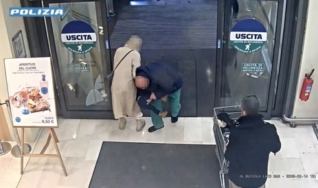 VIDEO Caz rar - Un român a încercat să răpească un copil într-un supermarket, în plină zi, în Italia