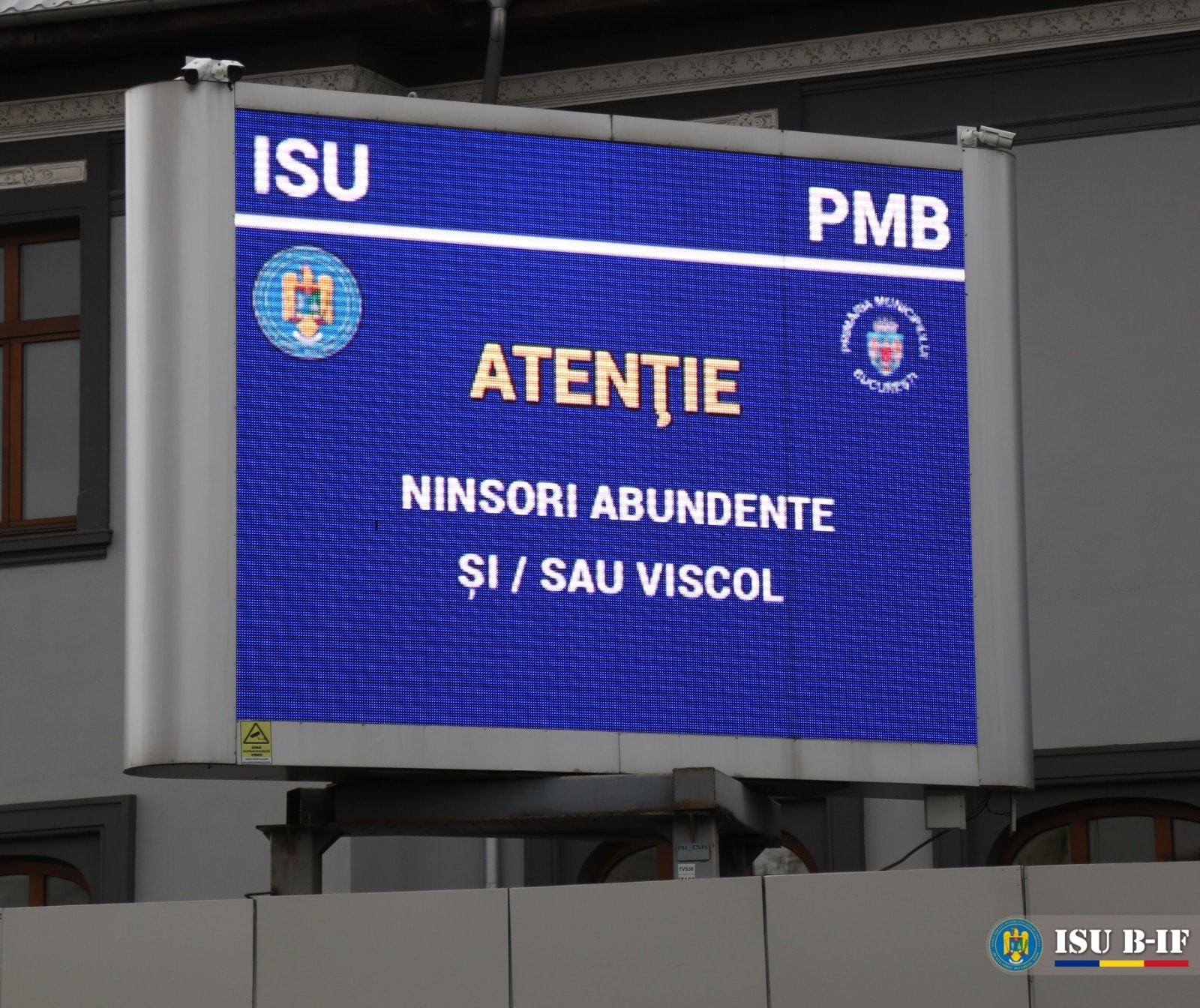 Cod roșu de ninsori abundente în București VIDEO