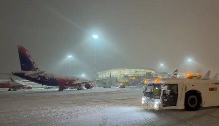 Curse aeriene anulate și aeronave deviate pe alte aeroporturi din cauza ninsorii din București