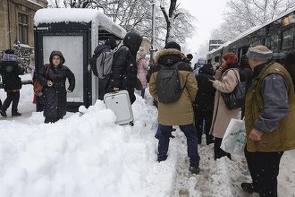 VIDEO&FOTO România sub zăpadă - 4 autostrăzi închise, trenuri suspendate, avioane întârziate, copaci căzuți, 102 localități afectate. Drumurile între blocuri sunt blocate, oamenii au ieșit singuri la lopată