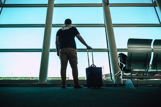 Încă un avion cu români blocați în Dubai a sosit la București. Cât a plătit un român pe un bilet