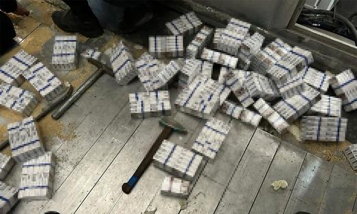 FOTO Contrabandă ingenioasă: țigări ascunse în podeaua unui camion cu furaje de soia vrac