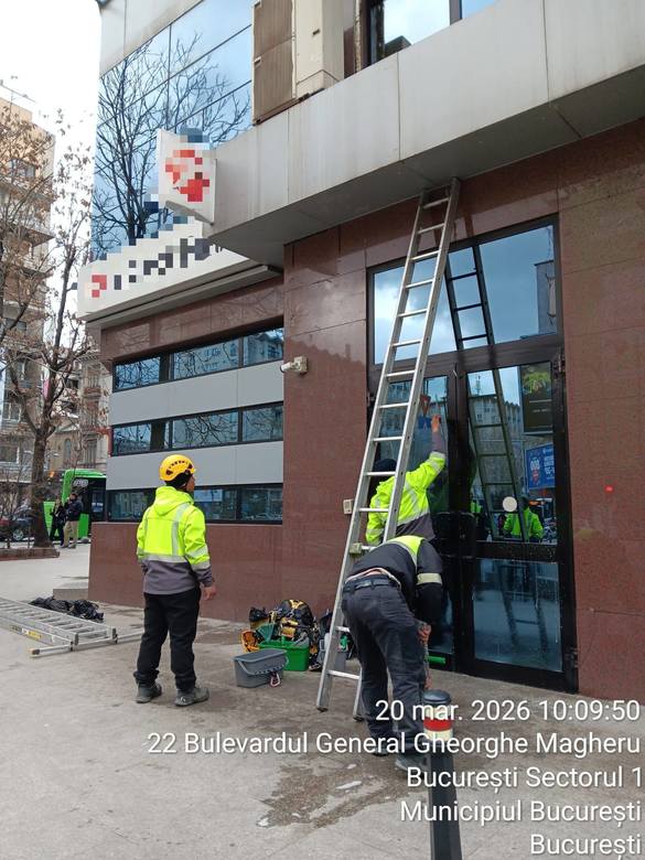 FOTO Ciucu a venit cu amenzi în centrul Bucureștiului: Spălați-vă vitrinele și firmele luminoase!