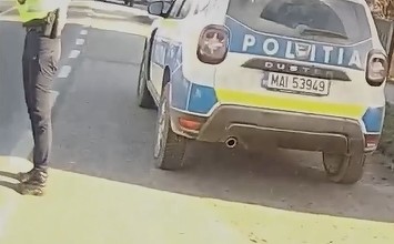 VIDEO Mită a unui șofer, filmată cu body-cam de polițist:  Ia și tu un suc