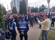 ULTIMA ORĂ Conflict mineri-jandarmi în fața Guvernului. Îmbrânceli și gaze lacrimogene FOTO