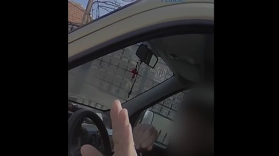 Bărbat filmat când îi oferă unui polițist 200 lei VIDEO