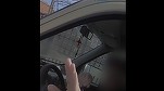 Bărbat filmat când îi oferă unui polițist 200 lei VIDEO