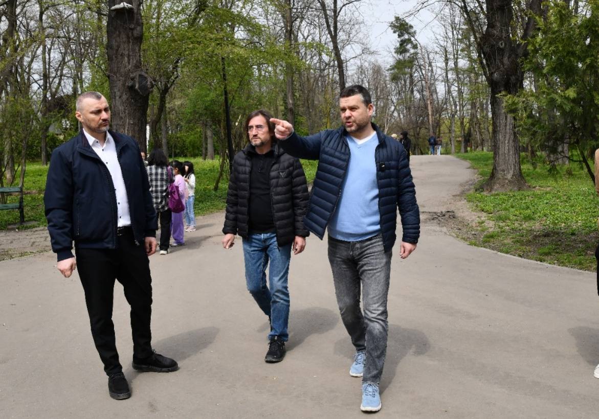 FOTO Ciucu schimbă Parcul Herăstrău: Are astăzi o cacofonie ridicolă de mobilier urban și cașcarabetele de pe lume