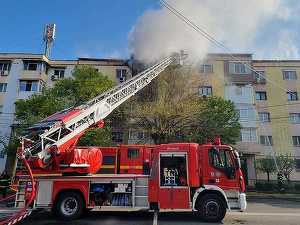 VIDEO Incendiu puternic într-un apartament din Craiova