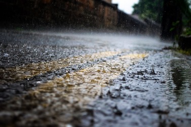 METEO Vremea se răcește accentuat în următoarele trei zile. Ploaie, vânt puternic și ninsori la munte