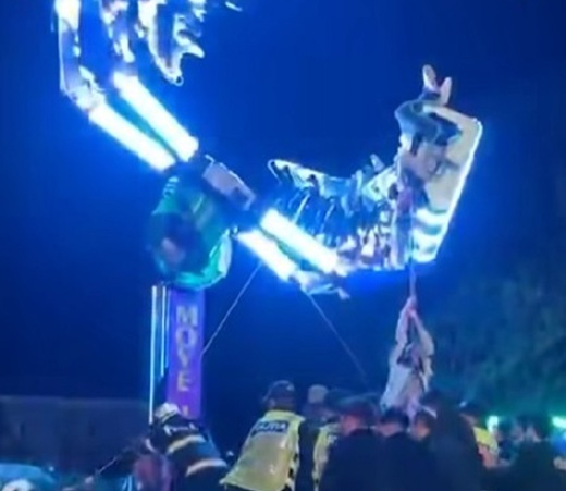 VIDEO Grav incident în România - Tineri blocați cu capul în jos timp de 40 de minute, într-un carusel din Caransebeș