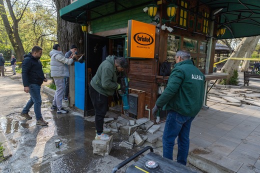 Ciucu a început să dărâme terase în Cișmigiu FOTO&VIDEO