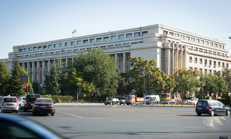 Revoltă printre angajații de la Guvern, Bolojan acuzat de dublă măsură pentru că urcă salariile la Romgaz: Noi suntem demonizați public!