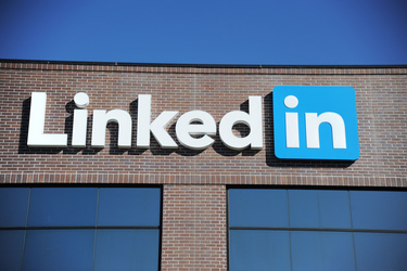 Anunțuri false de angajare. Mesaje “job scam” pe LinkedIn. Cum pot fi observate și cum îți protejezi datele