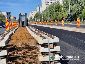 FOTO Familii din București ies la protest. Așteaptă din 2020 mutarea într-un bloc încă nefinalizat, singurul proiect de construcție dedicat locuirii sociale din ultimii 30 de ani 