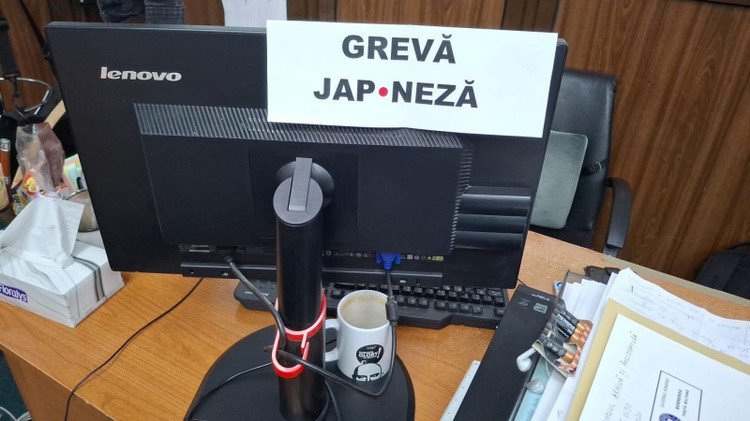 FOTO Angajații din Guvern au intrat în grevă japoneză