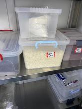 FOTO Cantina unei școli private din Ilfov, închisă după descoperirea unor alimente expirate