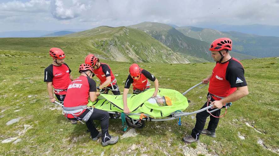 Salvamontul a intervenit pentru recuperarea mai multor persoane accidentate care participau la un concurs de alergare montană