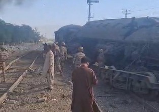 VIDEO Atac cu bombă asupra unui tren în Pakistan, soldat cu 24 de morți