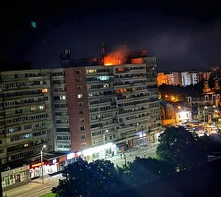 ULTIMA ORĂ VIDEO O dronă a lovit un bloc din Galați și a declanșat un incendiu. Două persoane rănite