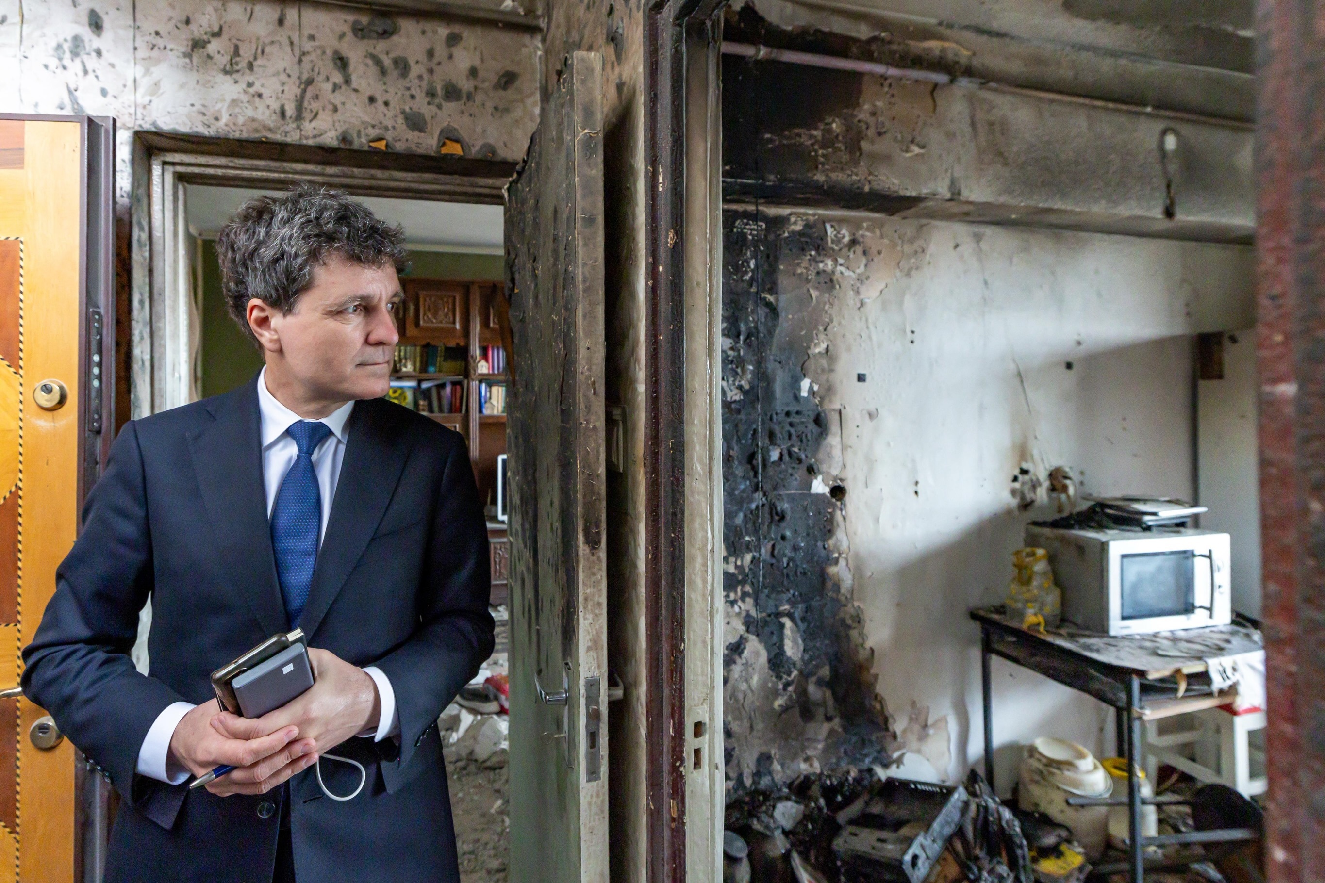 FOTO Nicușor Dan, în apartamentul distrus de dronă. Imagini din interior