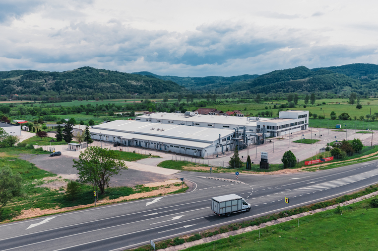 FOTO Fabrică scoasă la vânzare în România. Joyson Safety vinde fabrica de centuri de siguranță din Hunedoara, producția se consolidează la hub-ul din Arad