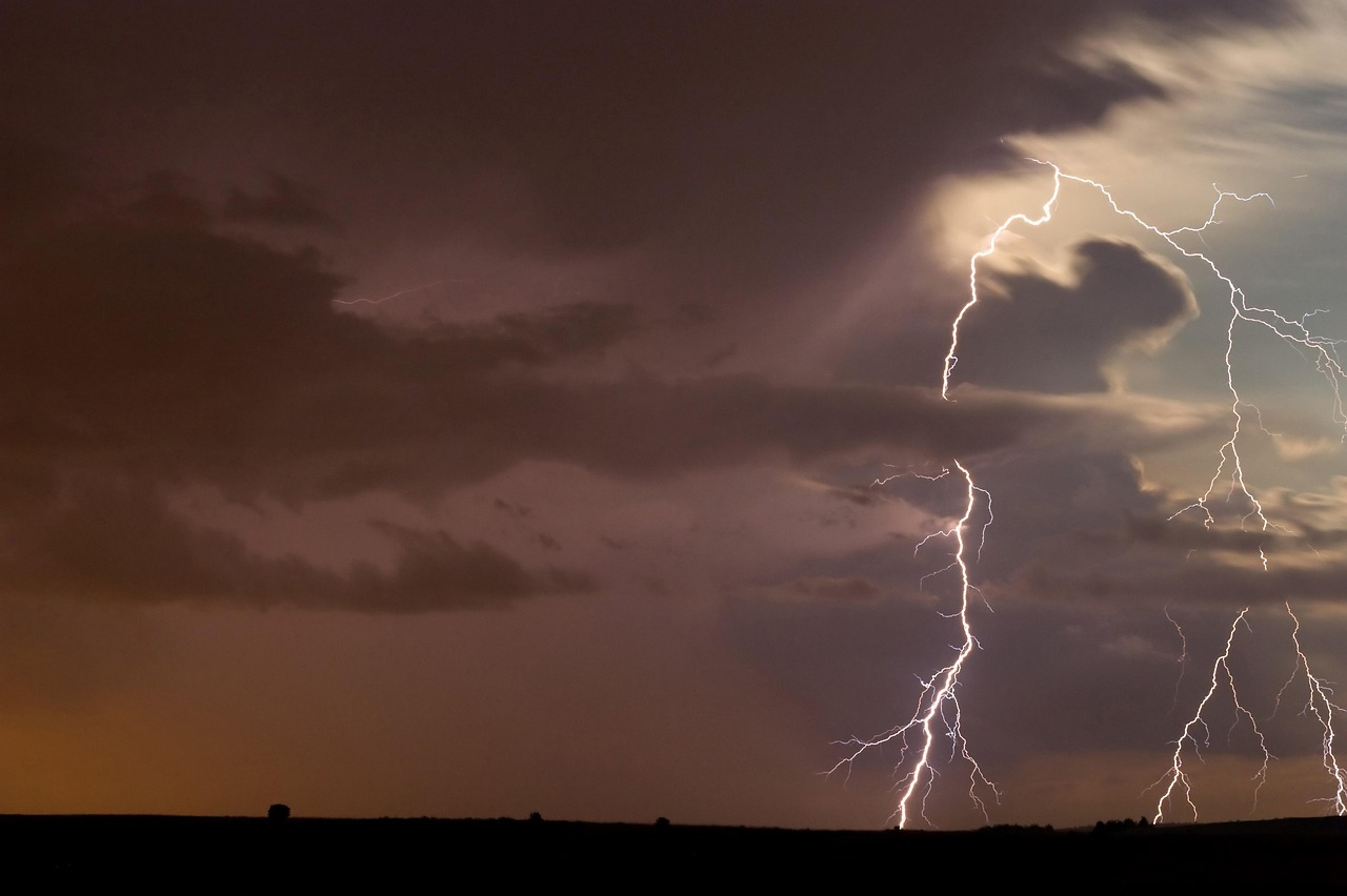METEO Nou Cod galben de ploi torențiale, descărcări electrice și vijelii, inclusiv în București. Zonele afectate