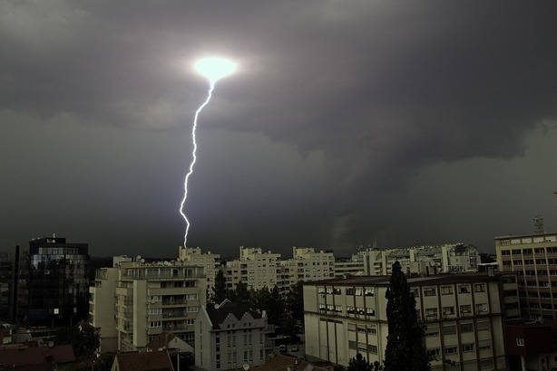 ANUNȚ METEO: Cod portocaliu până vineri dimineață în mai multe județe - instabilitate atmosferică accentuată și averse torențiale
