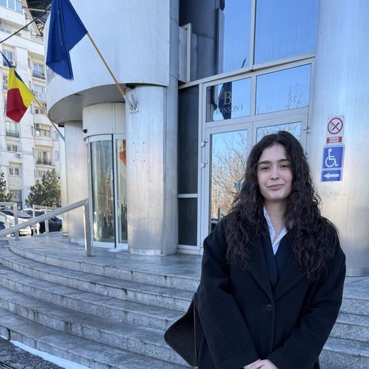 FOTO Fostă olimpică la Geografie a învins ministerul. Astăzi studentă la Drept, fără avocat, a obținut în instanță obligarea Ministerului Educației să-i achite contravaloarea bursei de merit olimpic internațional
