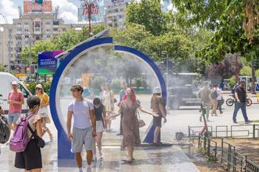 FOTO LISTĂ  Dușuri stradale și cișmele montate în București. "Corporatiști la costum, livratori de mâncare, copii, seniori, turiști, mămici cu cărucioare, nimeni nu ratează perdelele cu vapori de apă!"