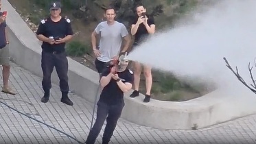 VIDEO Pompierii au ieșit să răcorească lumea în parcuri, la Oradea