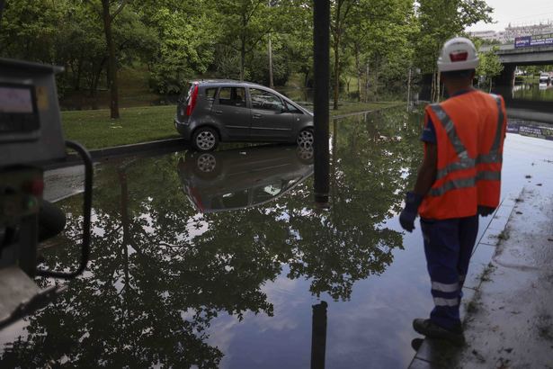 Apa Nova a intervenit cu echipe și utilaje suplimentare în teren, ca urmare a codurilor de vreme severă emise pentru Municipiul București